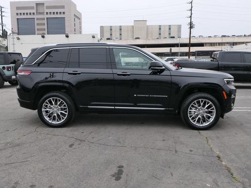 Used 2023 Jeep Grand Cherokee Summit w/ Luxury Tech Group V AWD/4WD image 2