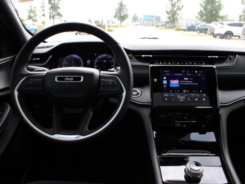 Used 2023 Jeep Grand Cherokee Altitude AWD/4WD image 16