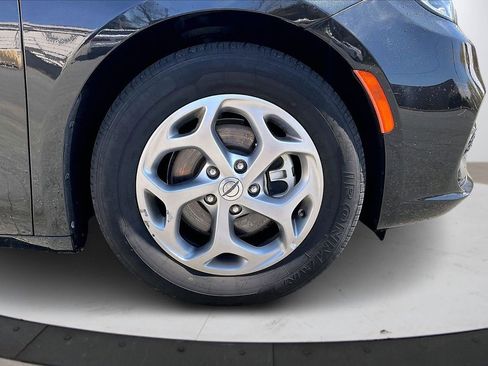 Used 2023 Chrysler Pacifica Limited image 37