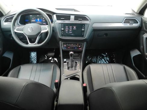 Used 2022 Volkswagen Tiguan SE w/ Panoramic Sunroof Package FWD image 2
