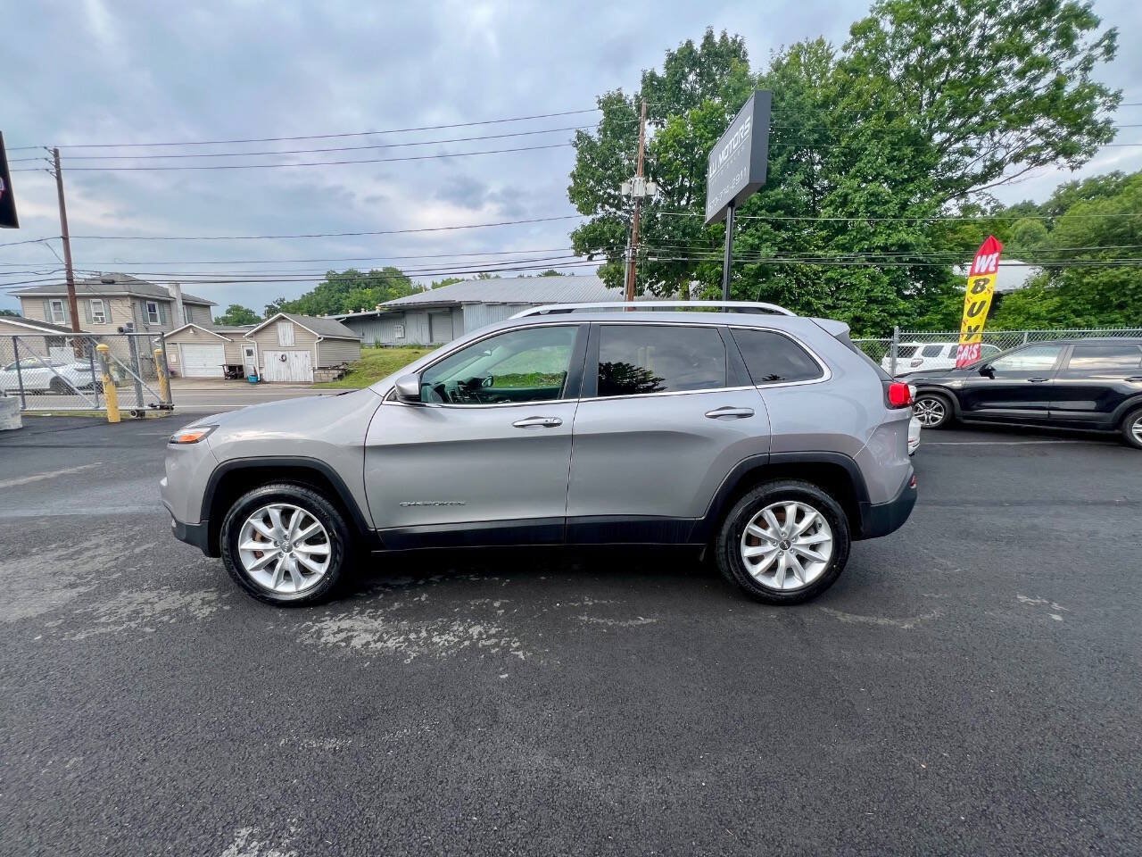 Used 2016 Jeep Cherokee Limited AWD/4WD image 2