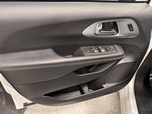 Used 2023 Chrysler Pacifica Touring-L w/ S Appearance Package image 22