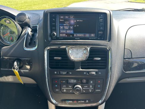 Used 2016 Chrysler Town & Country Touring-L w/ Driver Convenience Group FWD image 16