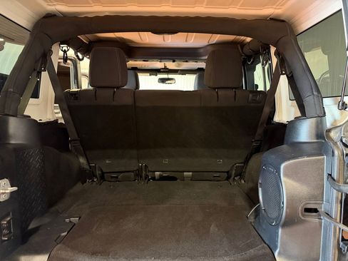 Used 2014 Jeep Wrangler Unlimited Sahara image 28