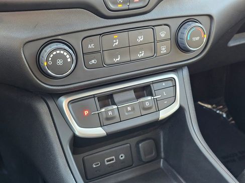 Used 2024 GMC Terrain SLE FWD image 28