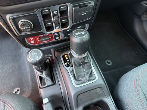 Used 2025 Jeep Wrangler Unlimited Rubicon AWD/4WD image 45