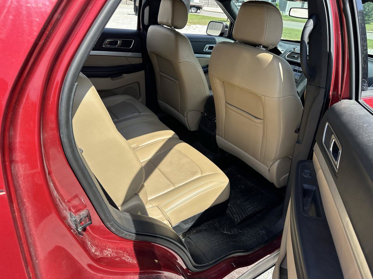 Used 2017 Ford Explorer XLT w/ Equipment Group 202A AWD/4WD image 25