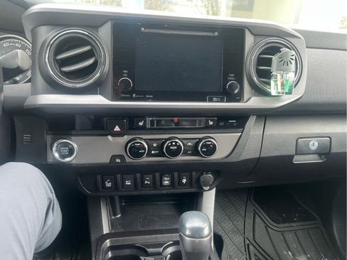 Used 2016 Toyota Tacoma TRD Sport image 7