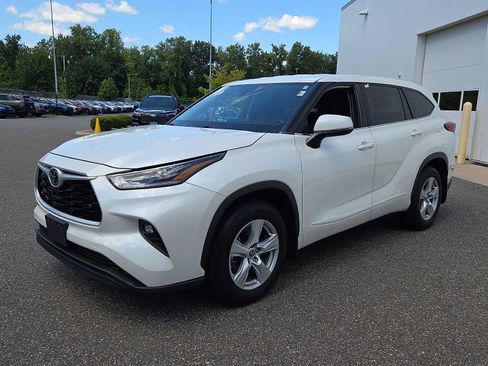 Used 2021 Toyota Highlander LE AWD/4WD image 3