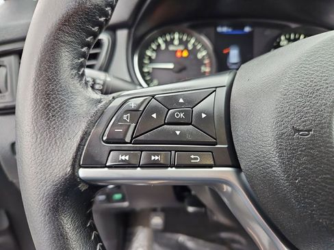 Used 2020 Nissan Rogue SV image 11