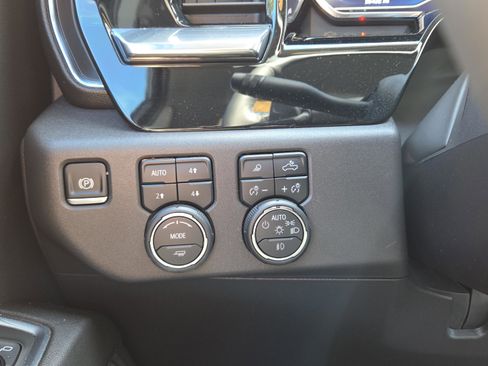 Used 2025 Chevrolet Silverado 1500 LT Trail Boss w/ Convenience Package II image 13