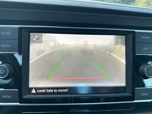 Used 2023 Volkswagen Jetta SE w/ Panoramic Sunroof Package image 19