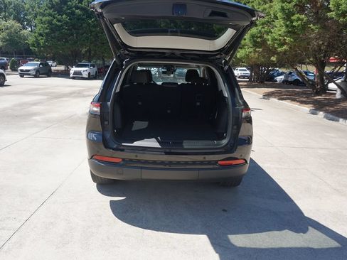Used 2022 Jeep Grand Cherokee Limited w/ Luxury Tech Group II RWD image 17