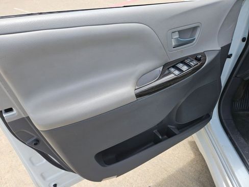 Used 2018 Toyota Sienna XLE FWD image 12
