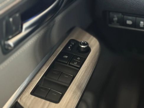 Used 2021 Toyota Venza Limited image 25