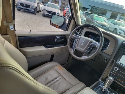 Used 2017 Lincoln Navigator Select image 19
