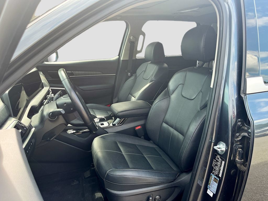 Used 2023 Kia Telluride EX w/ EX Captain's Chair Package AWD/4WD image 22