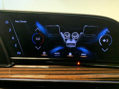 Used 2023 Cadillac Escalade ESV Premium Luxury AWD/4WD image 32