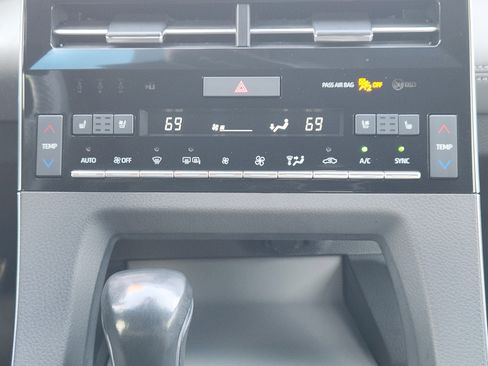 Used 2021 Toyota Avalon Limited image 22