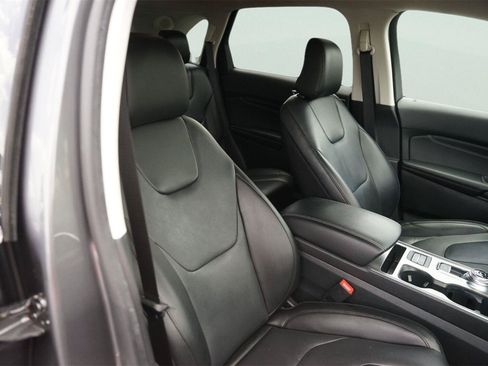 Used 2022 Ford Edge Titanium AWD/4WD image 19