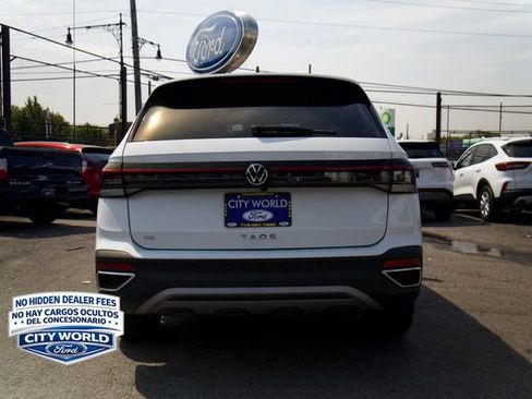 Used 2025 Volkswagen Taos SE w/ Panoramic Sunroof Package FWD image 4