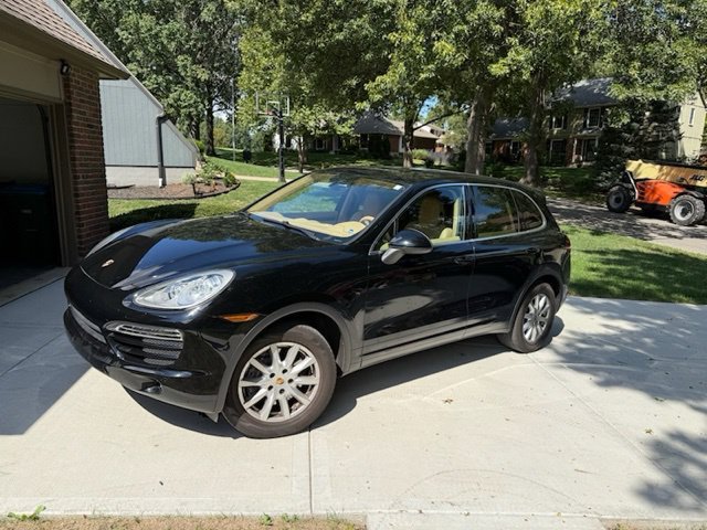 Used 2014 Porsche Cayenne Platinum Edition AWD/4WD image 2