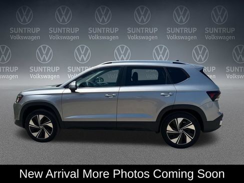 Used 2025 Volkswagen Taos SE w/ Panoramic Sunroof Package AWD/4WD image 3
