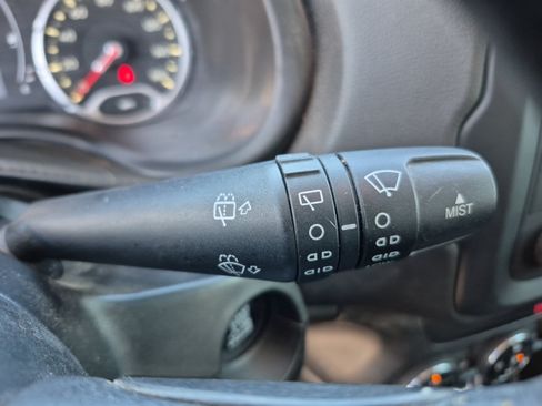 Used 2017 Jeep Renegade Altitude FWD image 33
