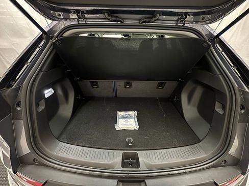 Used 2022 Chevrolet Bolt EUV LT w/ Convenience Package image 9