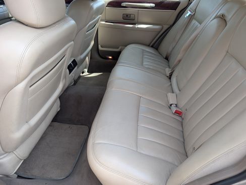 Used 2003 Lincoln Town Car Signature RWD image 13
