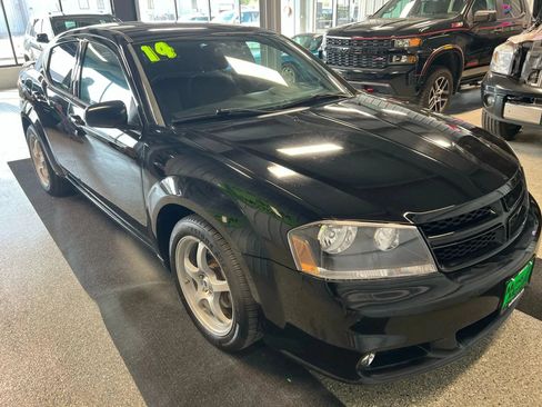 Used 2014 Dodge Avenger SXT w/ Blacktop Package FWD image 2