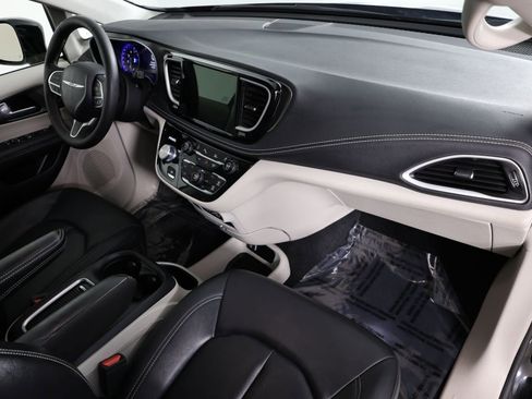 Used 2024 Chrysler Pacifica Touring-L AWD/4WD image 39