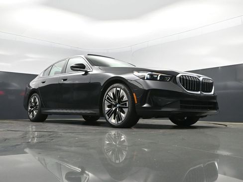 Certified 2025 BMW 530i RWD image 44