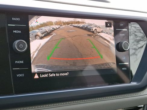 Certified 2024 Volkswagen Taos SE image 19