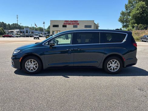 Used 2024 Chrysler Pacifica Touring-L FWD image 5