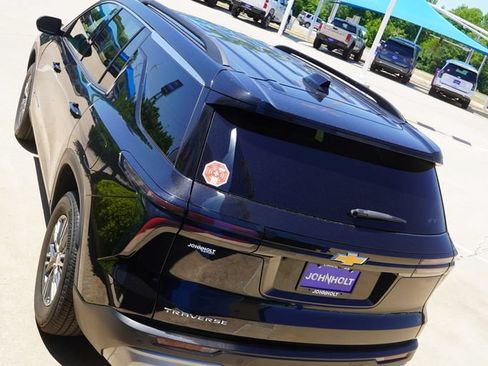 Used 2025 Chevrolet Traverse LT FWD image 11