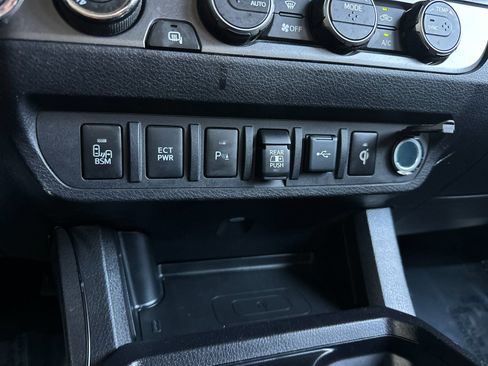 Used 2022 Toyota Tacoma TRD Sport w/ Technology Package AWD/4WD image 26