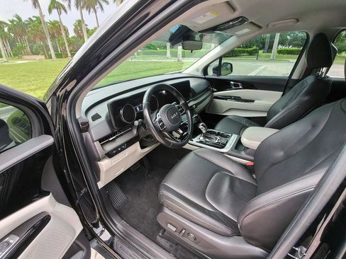 Used 2022 Kia Carnival EX FWD image 7