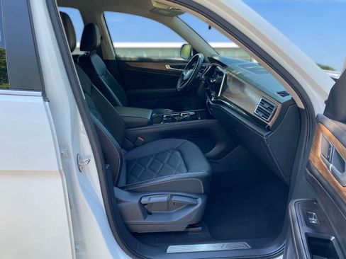 Used 2025 Volkswagen Atlas SE AWD/4WD image 32