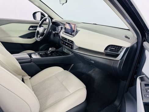 Used 2025 Nissan Rogue SV FWD image 15