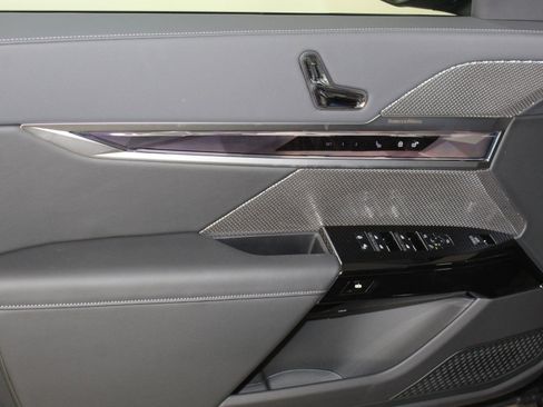 Used 2026 BMW i7 M70 w/ Premium Package image 11