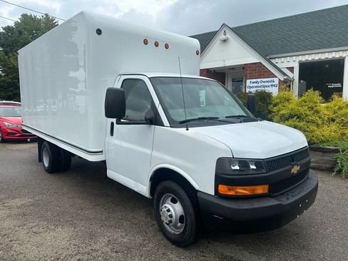 Used 2018 Chevrolet Express 3500 w/ Driver Convenience Package image 9