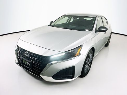 Used 2024 Nissan Altima 2.5 SV image 3
