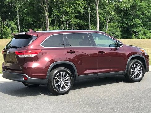 Used 2019 Toyota Highlander XLE FWD image 4