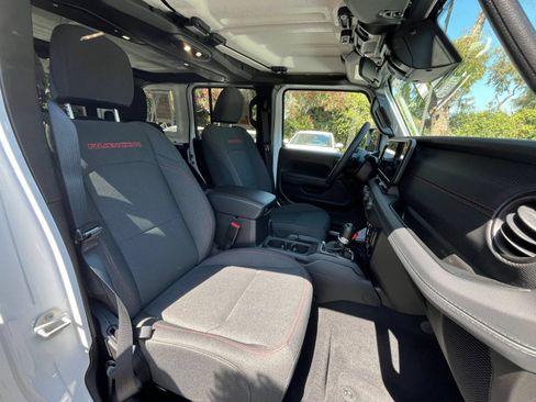 Used 2025 Jeep Wrangler Unlimited Rubicon AWD/4WD image 35