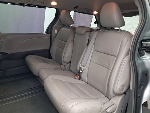 Used 2015 Toyota Sienna XLE image 12