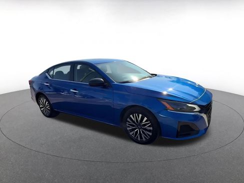 Used 2025 Nissan Altima 2.5 SV FWD image 2