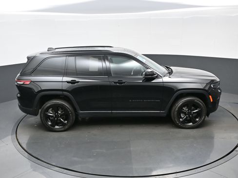 Used 2024 Jeep Grand Cherokee Altitude image 39