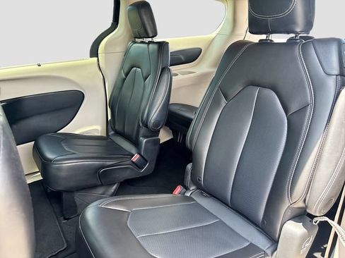 Used 2023 Chrysler Pacifica Touring-L FWD image 25