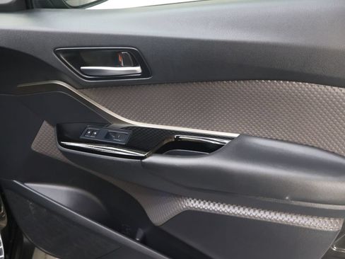 Used 2022 Toyota C-HR Limited FWD image 11